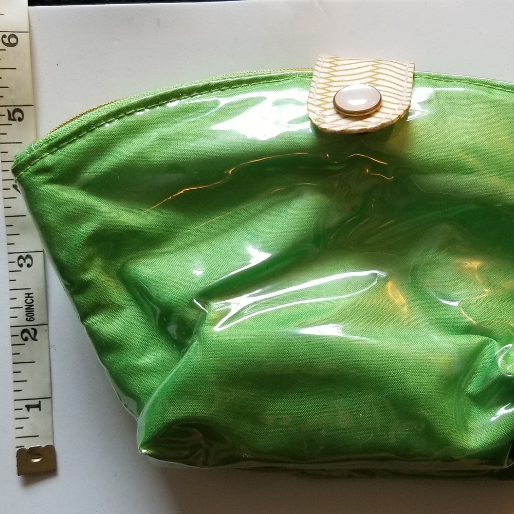 Plastic cosmetic case